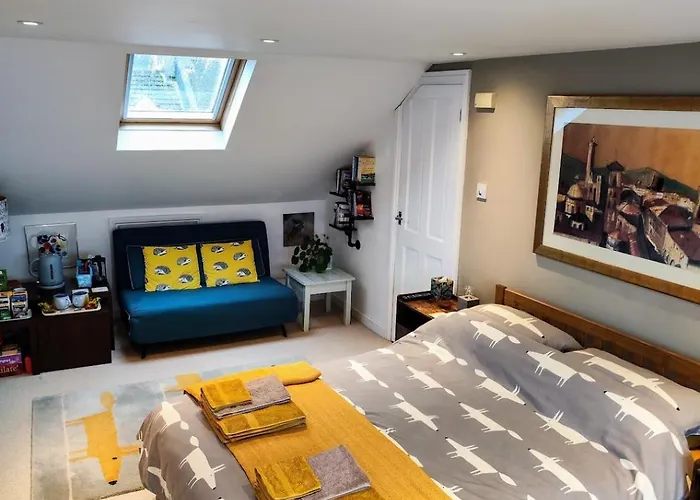 Large Light Loft Room - En Suite